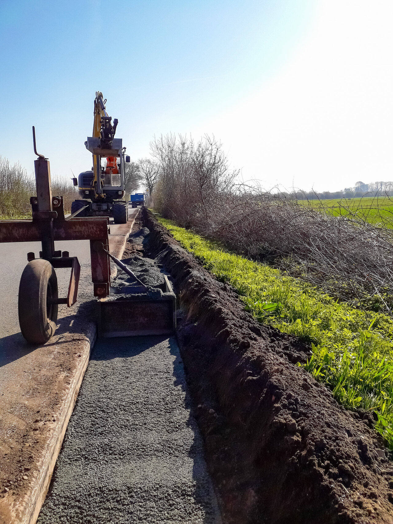 Arbeitsschritte: Geradeschneiden der Asphaltkante